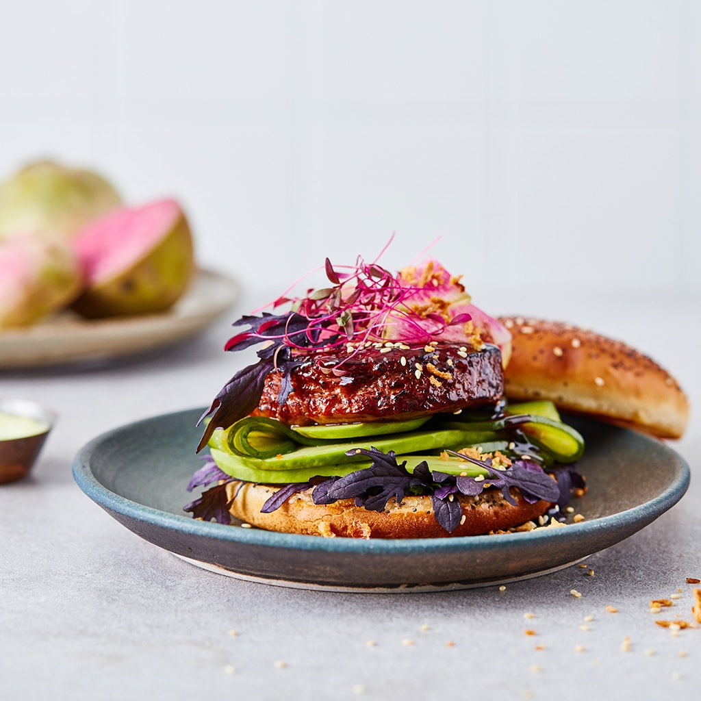 Vegetarische teriyaki burger met avocado, komkommer, radijs en wasabi mayo